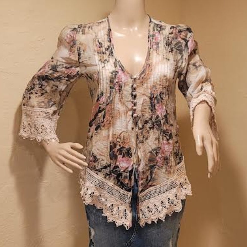 NWOT Adiva Vneck lightweight boho chic top with flirty front opening - Small